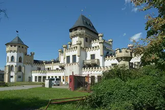 D1 Znojmo 2K - Areál ve stylu neogotického zámečku se zahradou