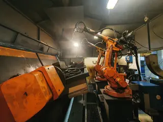 01. Robotické pracoviště ABB pro svařování s otočným pracovním stolem.