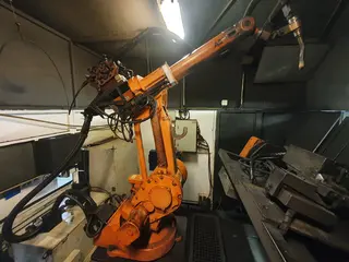 01. Robotické pracoviště ABB pro svařování s otočným pracovním stolem.