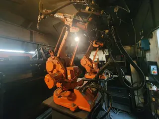 02. Robotické pracoviště ABB pro svařování s otočným pracovním stolem.