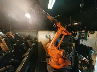 02. Robotické pracoviště ABB pro svařování s otočným pracovním stolem.