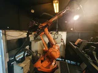02. Robotické pracoviště ABB pro svařování s otočným pracovním stolem.
