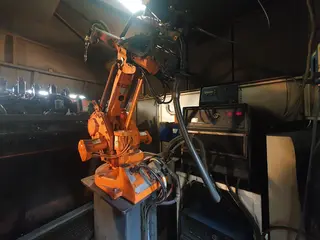 02. Robotické pracoviště ABB pro svařování s otočným pracovním stolem.