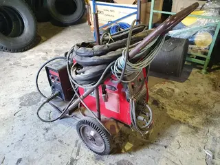 PSJ 08. Svářečka LINCOLN ELECTRIC INVERTEC STT II s podavačem LF38
