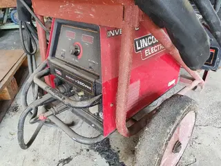 PSJ 10. Svářečka LINCOLN ELECTRIC INVERTEC STT II s podavačem LF39