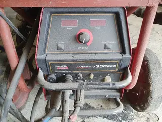 PSJ 10. Svářečka LINCOLN ELECTRIC INVERTEC STT II s podavačem LF39