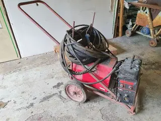 PSJ 10. Svářečka LINCOLN ELECTRIC INVERTEC STT II s podavačem LF39