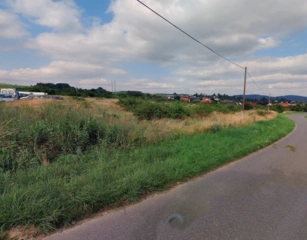 100 % obchodní podíl společnosti INSPIRING PROPERTY s.r.o., včetně pozemku k.ú. Masečín