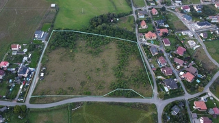 100 % obchodní podíl společnosti INSPIRING PROPERTY s.r.o., včetně pozemku k.ú. Masečín