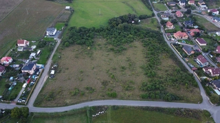 100 % obchodní podíl společnosti INSPIRING PROPERTY s.r.o., včetně pozemku k.ú. Masečín