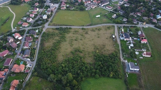 100 % obchodní podíl společnosti INSPIRING PROPERTY s.r.o., včetně pozemku k.ú. Masečín