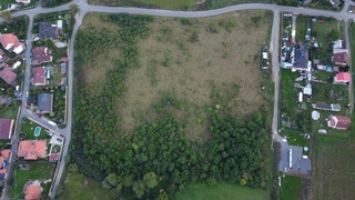 100 % obchodní podíl společnosti INSPIRING PROPERTY s.r.o., včetně pozemku k.ú. Masečín