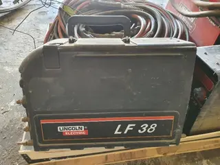 PSJ 13. 2ks svářečka LINCOL ELECTRIC v350pro s 2ks podavačů LF38, 6 ks kontrolérů