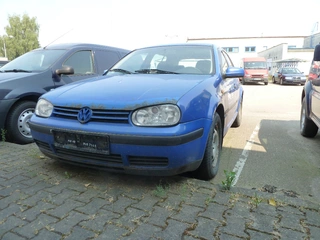 automobily 2x Škoda Superb, VW Golf