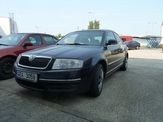 automobily 2x Škoda Superb, VW Golf