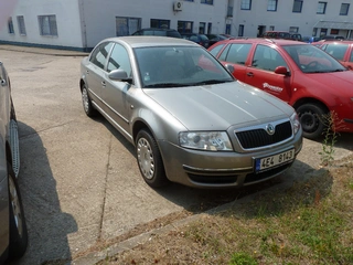automobily 2x Škoda Superb, VW Golf