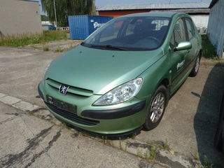 automobily Mercedes, Peugeot, Suzuki, Škoda