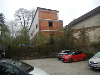 2.kolo Spoluvlastnický podíl id. 1/2 na bytu 1+kk, Škvorec, okres Praha-východ  