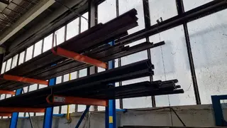 DAMANTECH movitý majetek 02 - skladové zásoby, kancelářské vybavení a doména damantech.cz