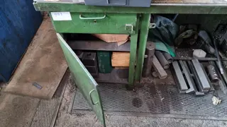 PŽSK 52. Dílenský stůl se svěrákem