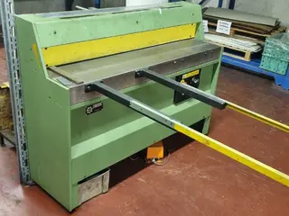 Styl Plzeň 10. Elektromechanické tabulové nůžky JBS