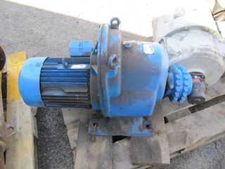 Elektromotor s převodovkou