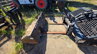 EZE 05. - Bobcat T650, VIN B2KZ13904 (+ lopata, vidle)