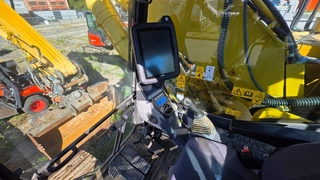 EZE 07. - Pásový bagr KOMATSU PC210LCI-11