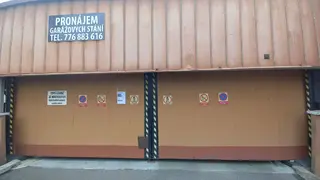 Garáž Komořany, Praha, ulice U vlečky 