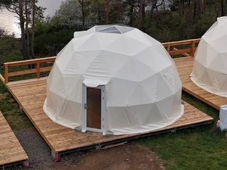 Kompletní soubor ubytovacích stanů a zázemí glampingu
