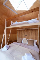 Kompletní soubor ubytovacích stanů a zázemí glampingu
