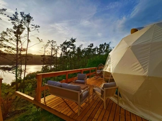 Kompletní soubor ubytovacích stanů a zázemí glampingu