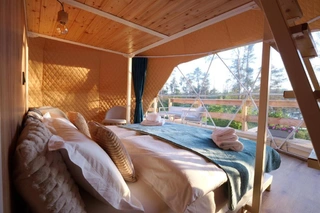 Kompletní soubor ubytovacích stanů a zázemí glampingu