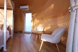 Kompletní soubor ubytovacích stanů a zázemí glampingu