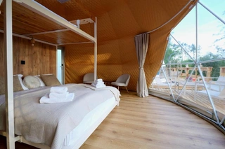 Kompletní soubor ubytovacích stanů a zázemí glampingu