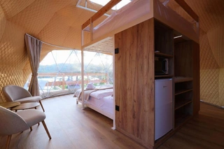Kompletní soubor ubytovacích stanů a zázemí glampingu