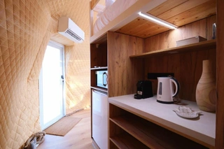 Kompletní soubor ubytovacích stanů a zázemí glampingu
