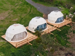 Kompletní soubor ubytovacích stanů a zázemí glampingu
