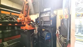Magna 02. Robotické svařovací pracoviště