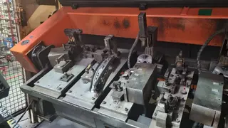 Magna 02. Robotické svařovací pracoviště