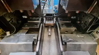 Magna 07. Pracoviště pro lisování a nýtování