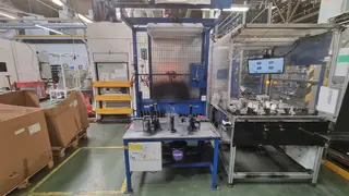 Magna 11. Pracoviště pro dokončovací montážní operace.