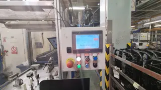 Magna 11. Pracoviště pro dokončovací montážní operace.
