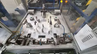 Magna 11. Pracoviště pro dokončovací montážní operace.