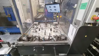 Magna 11. Pracoviště pro dokončovací montážní operace.