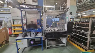 Magna 11. Pracoviště pro dokončovací montážní operace.