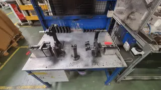 Magna 11. Pracoviště pro dokončovací montážní operace.