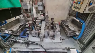 Magna 12. Pracoviště pro dokončovací montážní operace.