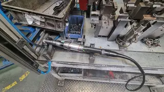 Magna 12. Pracoviště pro dokončovací montážní operace.