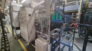 Magna 12. Pracoviště pro dokončovací montážní operace.